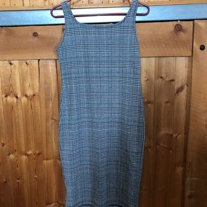 Fitted/plaid jumper.